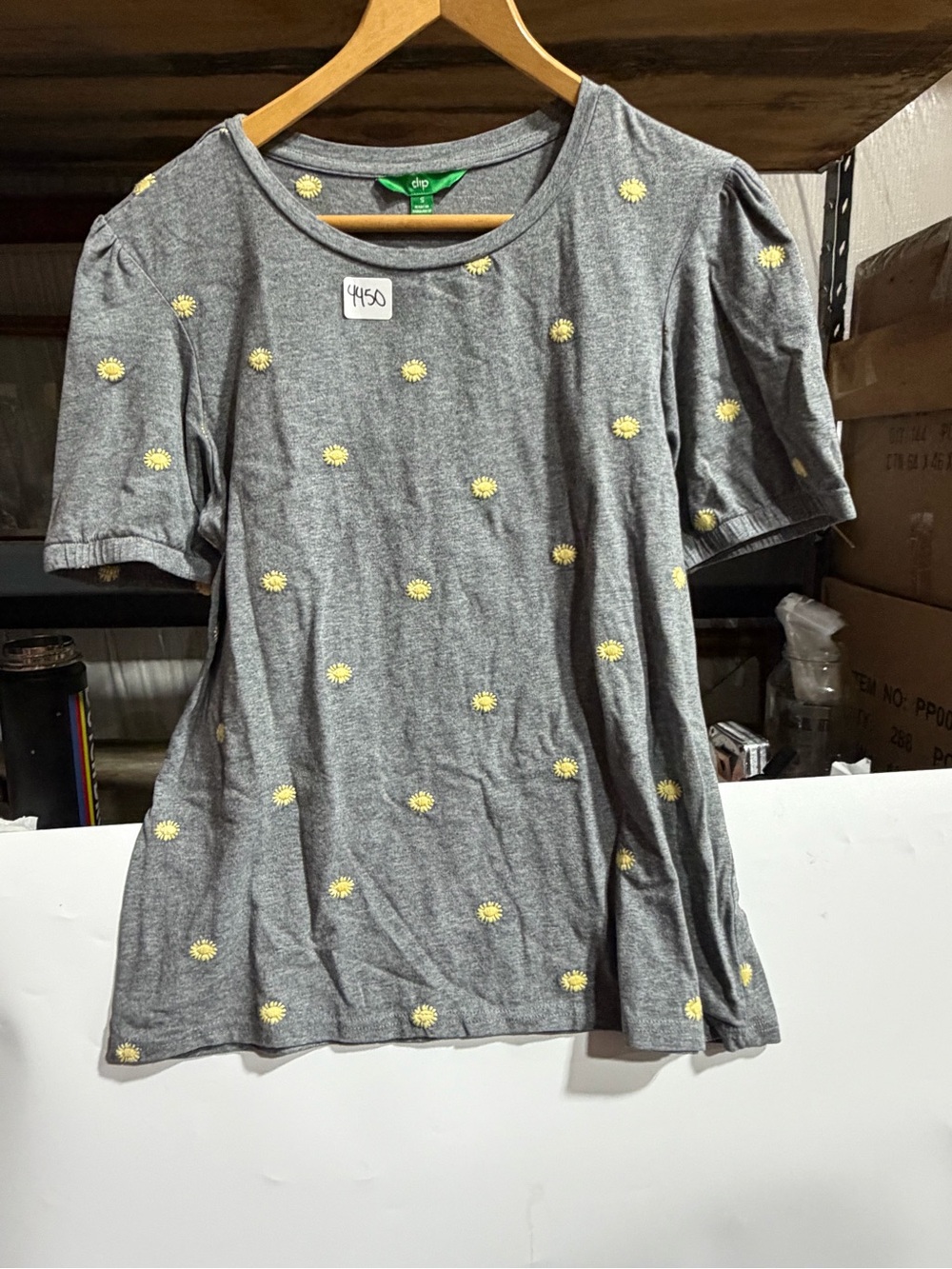#4450-dip Gray Short-Sleeve Tee with Yellow Daisy Motif